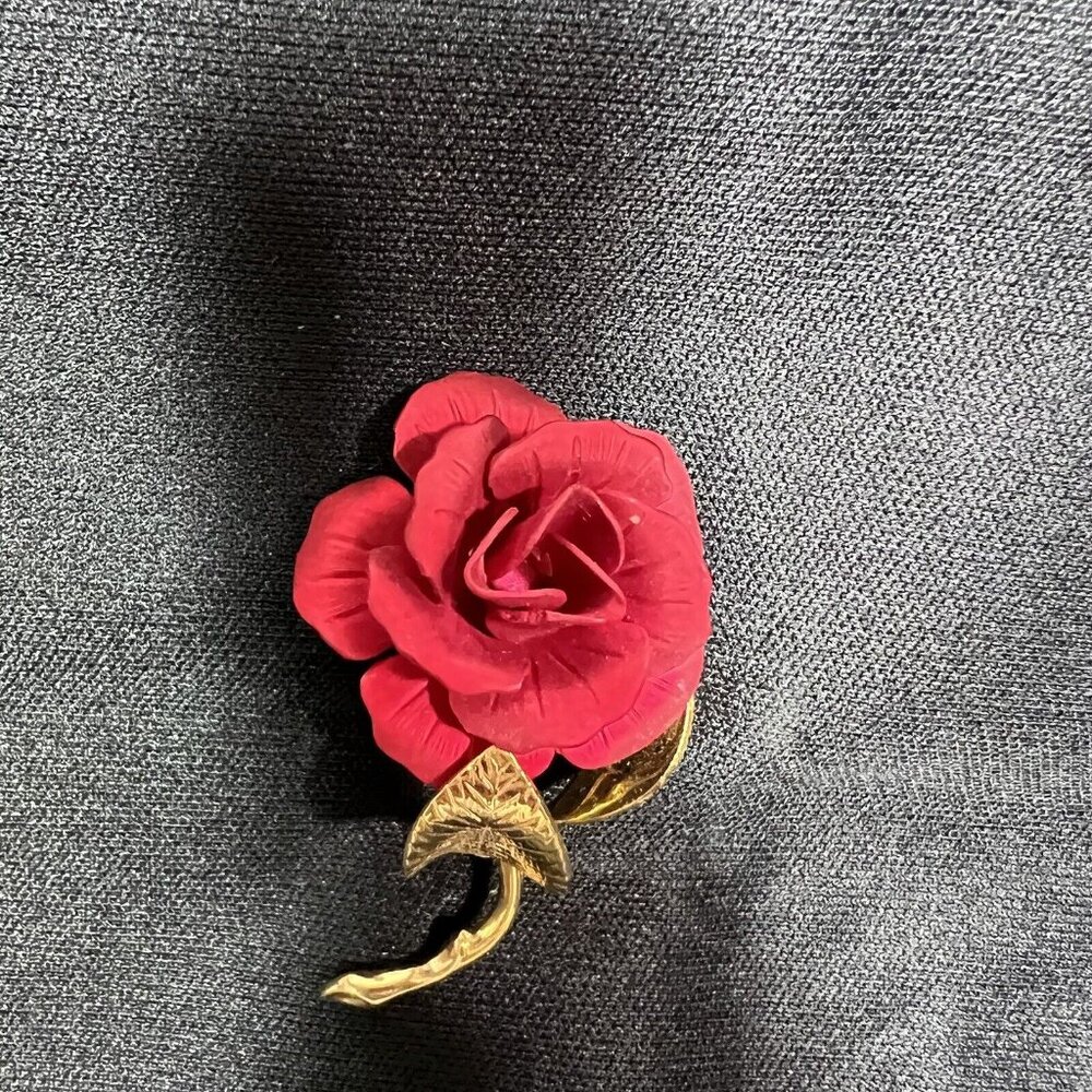 VINTAGE SIGNED CERRITO SATIN ENAMEL PAINTED RED ROSE GOLD TONE BROOCH PIN